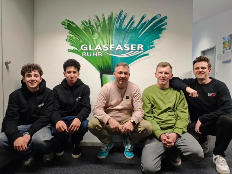 Zwei Schüler mit dem IT-Service-Team der GLASFASER RUHR beim Schülerpraktikum in Bochum